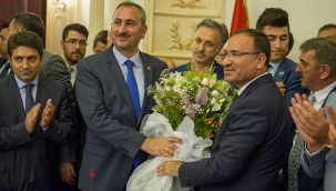 ​​​​​​​ADALET BAKANI ABDÜLHAMİT GÜL, AFFINI İSTEDİ. YERİNE BEKİR BOZDAĞ ATANDI.
