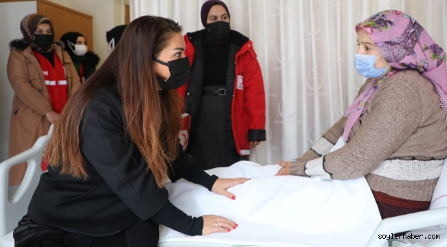 Bayan Varol'dan Yeni Yılda Hastanede Ziyaret Ettiği  Annelere Sevgi Bohçası 