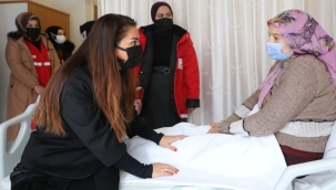 Bayan Varol'dan Yeni Yılda Hastanede Ziyaret Ettiği  Annelere Sevgi Bohçası 
