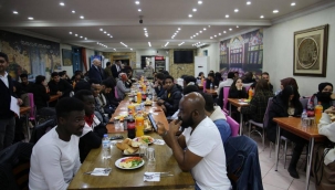 Iğdır Üniversitesinde İş Adamı Tacettin Şimşek, Uluslararası Öğrencilerle Yemekte Buluştu