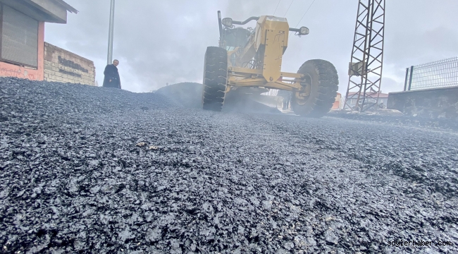 AĞRI BELEDİYESİ KAR KIŞ DEMEDEN BOZULAN YOLLARI ONARIYOR