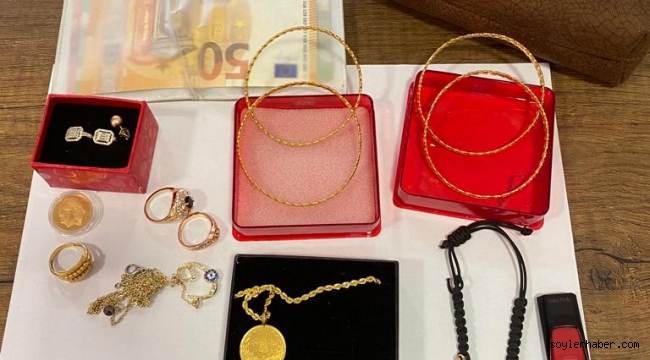  AĞRI'DA DOLMUŞTA BULUNAN ALTIN VE DÖVİZ SAHİBİNE TESLİM EDİLDİ