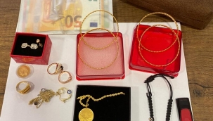  AĞRI'DA DOLMUŞTA BULUNAN ALTIN VE DÖVİZ SAHİBİNE TESLİM EDİLDİ