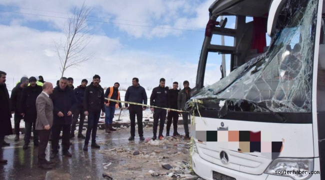 Ağrı'da Kaza Yapan Yolcuları Hastanede Ziyaret Ettiler