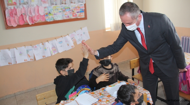 Ağrı Milli Eğitim Müdürü Kökrek, ihtiyaç sahibi öğrencilere bot ve mont yardımlarını dağıttı