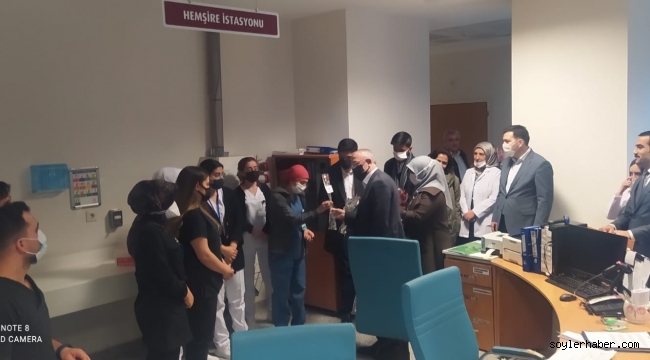 AK PARTİ AĞRI İL BAŞKANI HALİL ÖZYOLCU, HASTALARA VE SAĞLIK ÇALIŞANLARINA KARANFİL TAKDİM ETTİ.