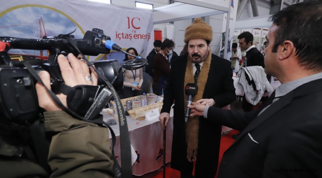  BAŞINDA TİFTİK ŞAPKASI, ELİNDE BASTON İLE SAVCI SAYAN DAKAF 22 FUARINA RENK KATTI