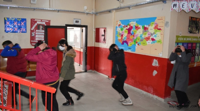 DOĞUBAYAZIT'TA KAYMAKAM AKPINAR, ÖĞRENCİLERLE DEPREM TATBİKATINDA