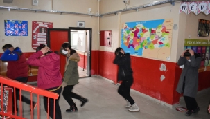 DOĞUBAYAZIT'TA KAYMAKAM AKPINAR, ÖĞRENCİLERLE DEPREM TATBİKATINDA