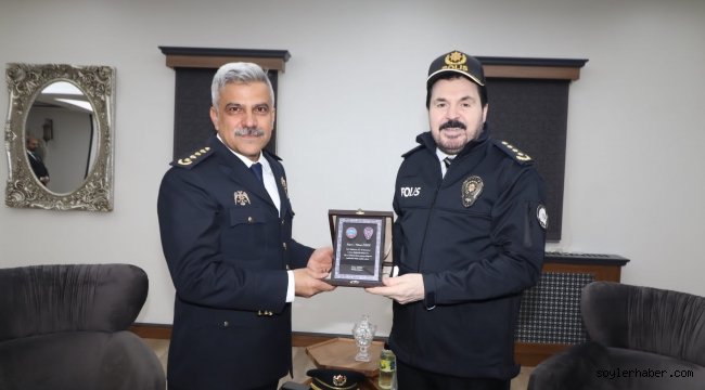 ​​​​​​​Ağrı Belediye Başkanı Savcı Sayan, iftarda polis teşkilatı ile bir araya geldi.
