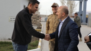 ​​​​​​​AĞRI VALİSİ VAROL, AĞRI DAĞI'NDA MEHMETÇİK İLE BERABER İFTAR AÇTI