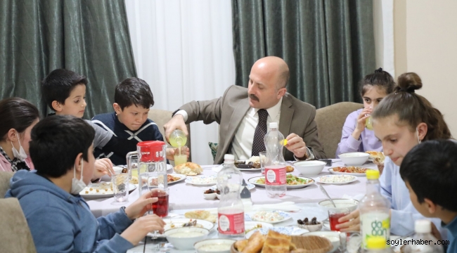 AĞRI VALİSİ VAROL, İFTAR SOFRALARINDA GÖNÜLLERİ ALMAYA DEVAM EDİYOR.