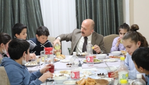 AĞRI VALİSİ VAROL, İFTAR SOFRALARINDA GÖNÜLLERİ ALMAYA DEVAM EDİYOR.