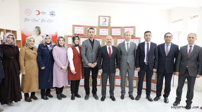 "Bir Sınıf Bir Koli" Ağrı Valiliği ve Milli Eğitim Personelleri Tarafından İhtiyaç Sahibi Ailelere Ulaştırılıyor