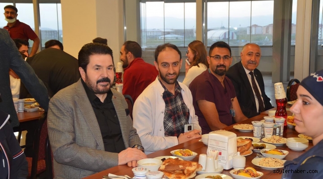 VALİ VAROL, BAŞKAN SAYAN, SAĞLIK PERSONELİYLE BERABER İFTAR AÇTI