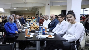 VALİ VAROL, ÖĞRENCİ VE AİLELERLERİN İFTAR SOFRALARINA KONUK OLDU