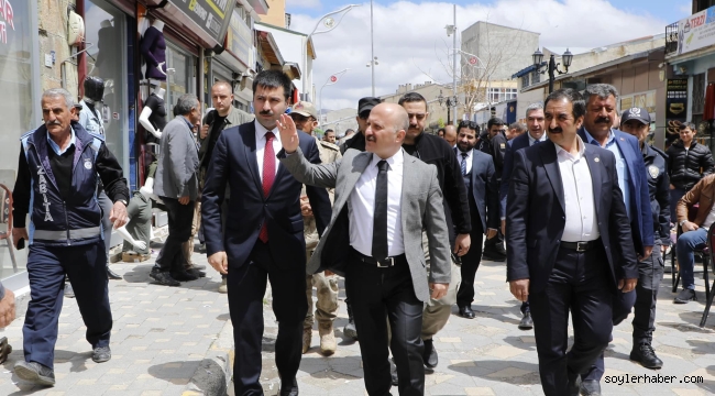 AĞRI VALİSİ DR. OSMAN VAROL, DİYADİN'DE ÇİÇEKLER İLE KARŞILANDI