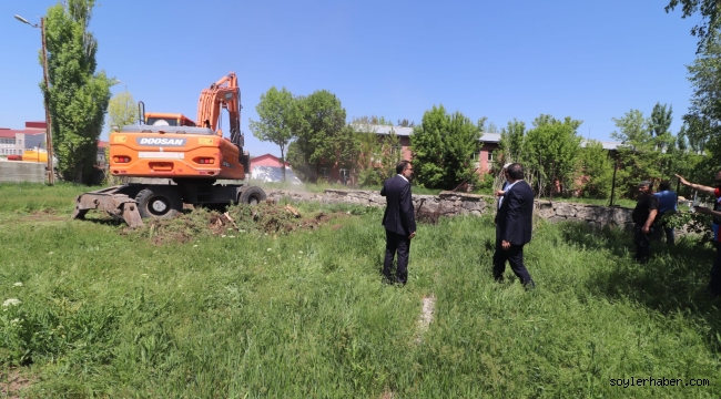 SAVCI SAYAN, TALİMAT VERDİ, YARDIMCISI AHMET TUNÇ, AĞRI'DA 20 YILDIR AÇILMAYAN YOLU TRAFİĞE AÇIYOR.