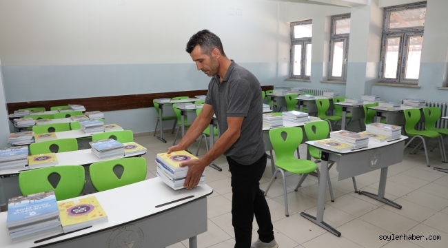 Ağrı'da ücretsiz ders ve kaynak kitapları öğrenci sıralarına bırakıldı