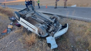 DOĞUBAYAZIT'TA ARAÇ ŞARAMPOLE DERVRİLDİ 11 KİŞİ YARALANDI