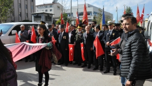 DOĞUBAYAZIT'TA BİNLERİN KATILDIĞI BAYRAK YÜRÜYÜŞÜ