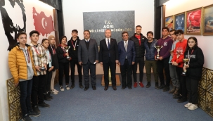 Ağrı Milli Eğitim Müdürü Hasan Kökrek, başarılı sporcularla buluştu