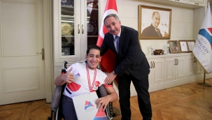  REKTÖR KARABULUT ŞAMPİYONLARI TEBRİK ETTİ