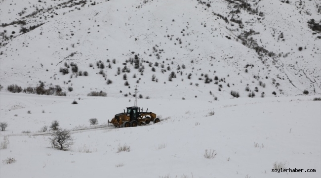 Ağrı'da kar ve tipi nedeniyle kapanan köy yollarının tamamı ulaşıma açıldı.