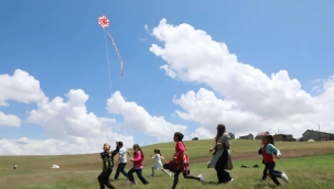 VAROL AİLESİ DAĞLICA KÖYÜNDE ÖĞRENCİLER İLE UÇURTMA UÇURDULAR