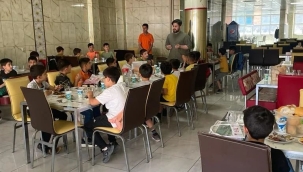 DOĞUBAYAZIT'TA KUR'AN KURSU ÖĞRENCİLERİNE YEMEK İKRAMI