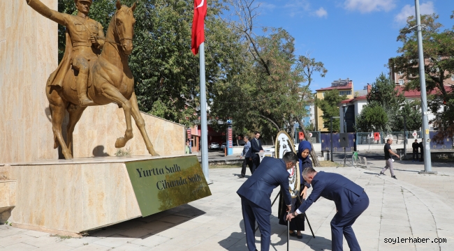 Ağrı'da İlköğretim Haftası dolayısıyla Atatürk anıtına çelenk sunma töreni düzenlendi