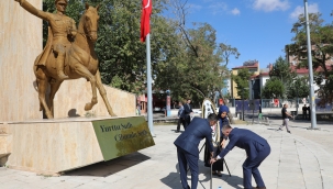 Ağrı'da İlköğretim Haftası dolayısıyla Atatürk anıtına çelenk sunma töreni düzenlendi