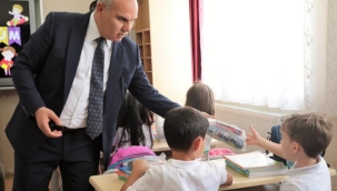 ​​​​​​​Ağrı'da yeni eğitim-öğretim yılının ilk ders zilini Vali Koç çaldı,