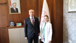 Milli Eğitim Müdürü Kökrek, Öğretmenlere Karanfil Verdi