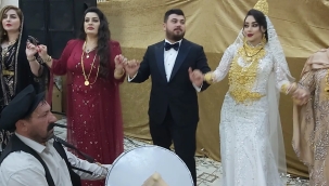 DOĞUBAYAZIT'TA GELİNE TAKILAN ALTINLAR GÖZ KAMAŞTIRDI