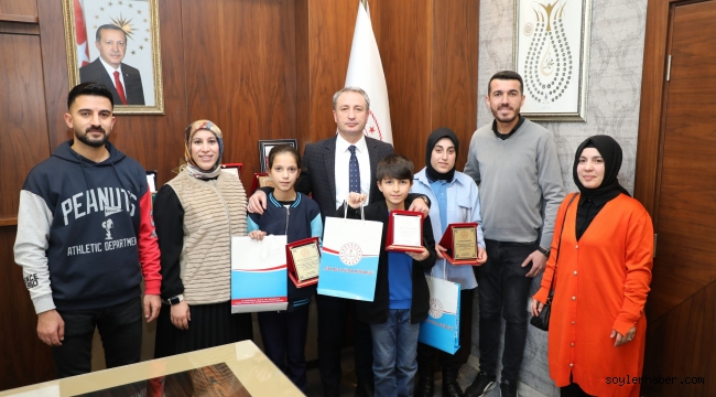 Ağrı'da "Sözlük Tasarım" yarışmasında dereceye giren öğrencilere ödülleri verildi