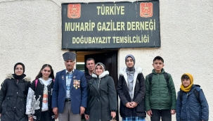  15 TEMMUZ GÜNÜ'NÜN UNUTULMAMASI İÇİN ÖĞRETMEN ÖĞRENCİLERİNİ GAZİ DERNEĞİNE GÖTÜRDÜ
