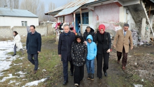 OKULA KAZANDIRDIĞI ÖĞRENCİYE KOÇ, KARNEYİ KENDİSİ VERDİ.