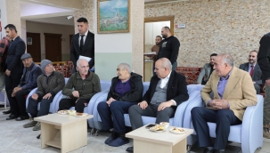 AĞRI VALİSİ MUSTAFA KOÇ VE EŞİ NESLİHAN GÜL KOÇ VATANDAŞIN DERDİNİ DİNLİYOR.