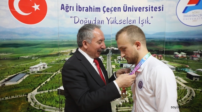 AİÇÜ Rektörü KARABULUT, UNİLİG Şampiyonu Sporculara Madalya Verdi