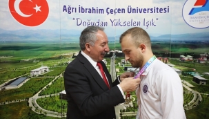 AİÇÜ Rektörü KARABULUT, UNİLİG Şampiyonu Sporculara Madalya Verdi