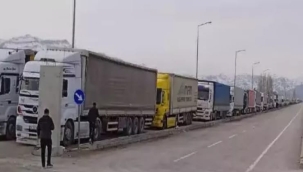 TIR ŞOFÖRLERİ YOL KAPATTI