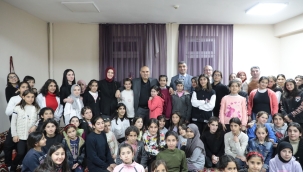 Ağrı Valisi ve eşi iftarda kız öğrencilerin sofrasına konuk oldu.