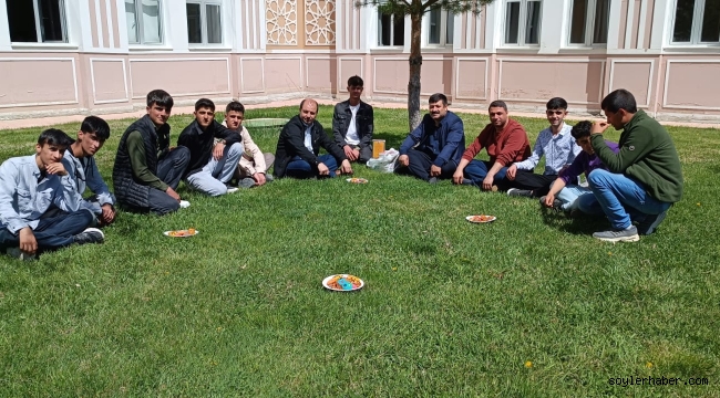 Doğubayazıtlı Öğrenciler AİÇÜ'de İslami İlimler Fakültesini Ziyaret Etti.