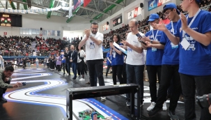 ​​​​​​​AĞRI'DA ROBOTLAR YARIŞTI, ÖĞRENCİLER YARATICILIĞINI GÖSTERDİ