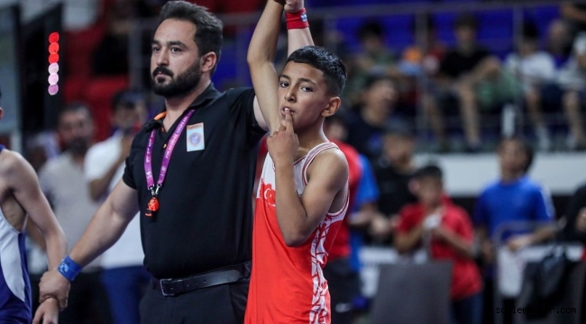 34 kiloda Ağrılı sporcu Berat Çelik, Türkiye şampiyonu oldu.