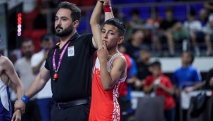 34 kiloda Ağrılı sporcu Berat Çelik, Türkiye şampiyonu oldu.