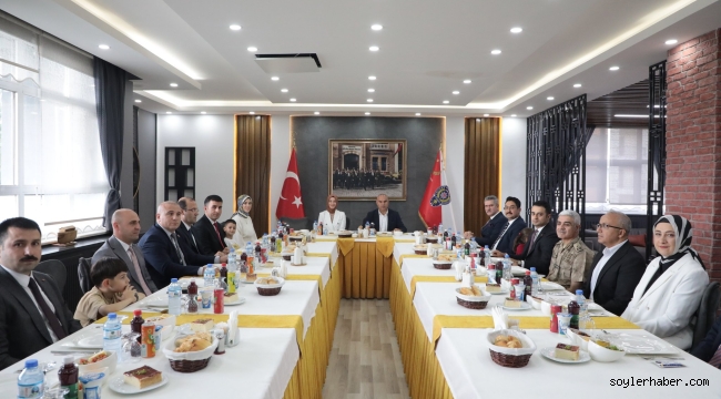 Ağrı'da başka illere Ataması yapılan Hamur Kaymakamı ve Eleşkirt Kaymakamı için veda yemeği