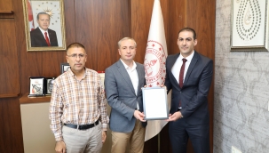 -Ağrı'da STEM Elçisi Nesim Zariç'e sertifika takdim edildi