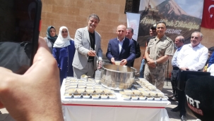 ​​​​​​​NUH'UN ŞEHRİNDE AŞURE DAĞITILDI